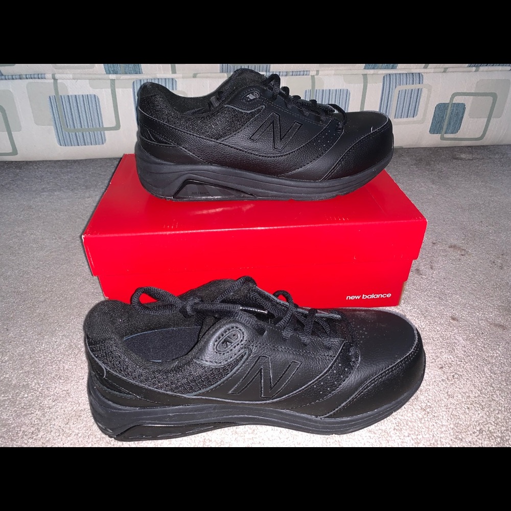 Woman’s New balance black 8&1/2 2E extra wide